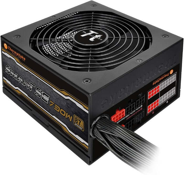 Vue avant de l’alimentation Thermaltake Smart SE 730W Modular Black, équipée d’un ventilateur silencieux qui assure un refroidissement efficace et une meilleure durée de vie des composants