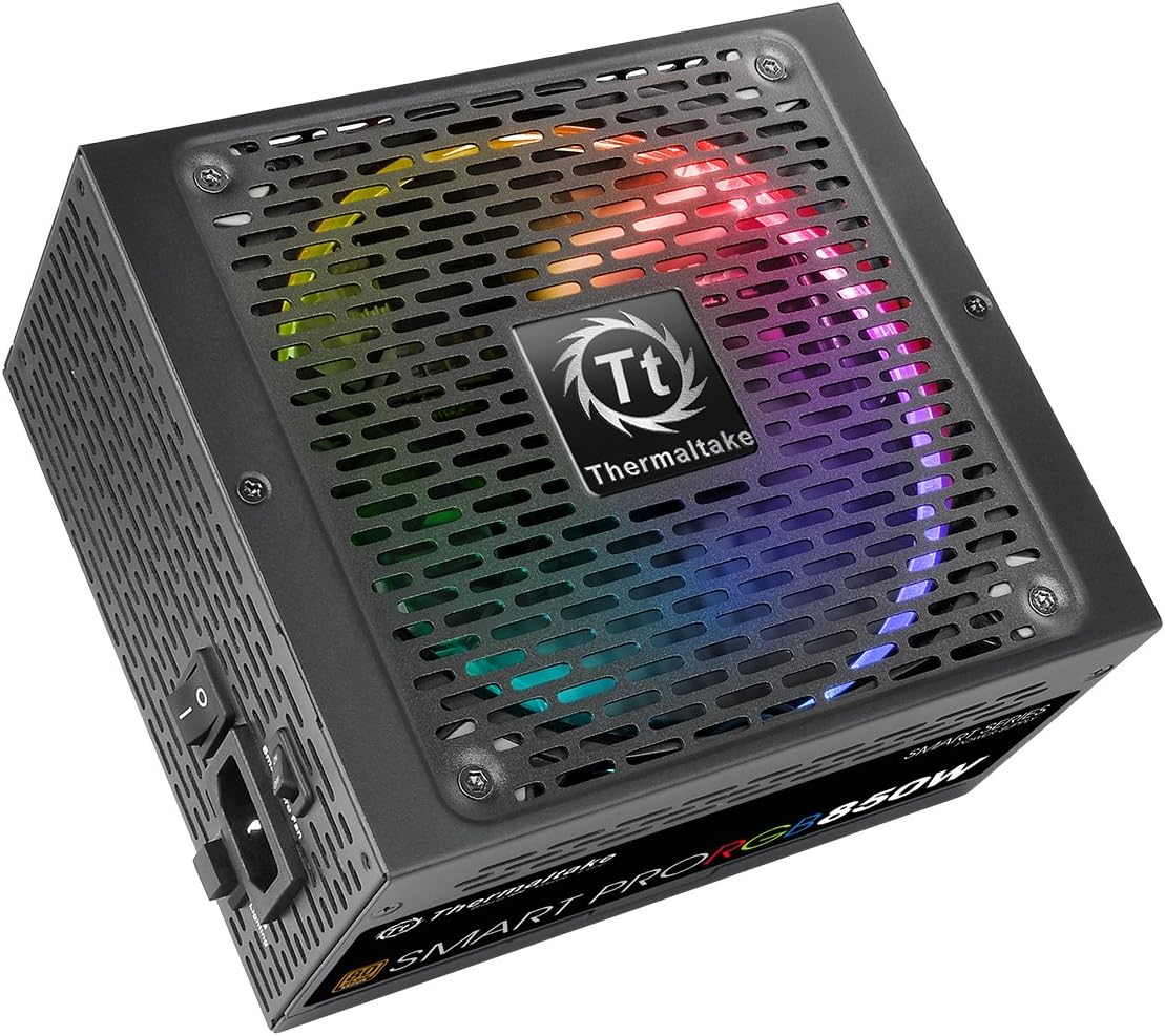Vue avant de l’alimentation Thermaltake Smart Pro RGB 850W Full Modular, équipée d’un ventilateur RGB personnalisable qui assure un refroidissement silencieux et stylé.
