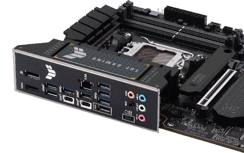 Panneau arrière de la carte mère ASUS X670E TUF GAMING PLUS avec HDMI, DisplayPort, USB 4.0, LAN 2.5G et audio HD, offrant une connectivité ultra-rapide et complète en Algérie.