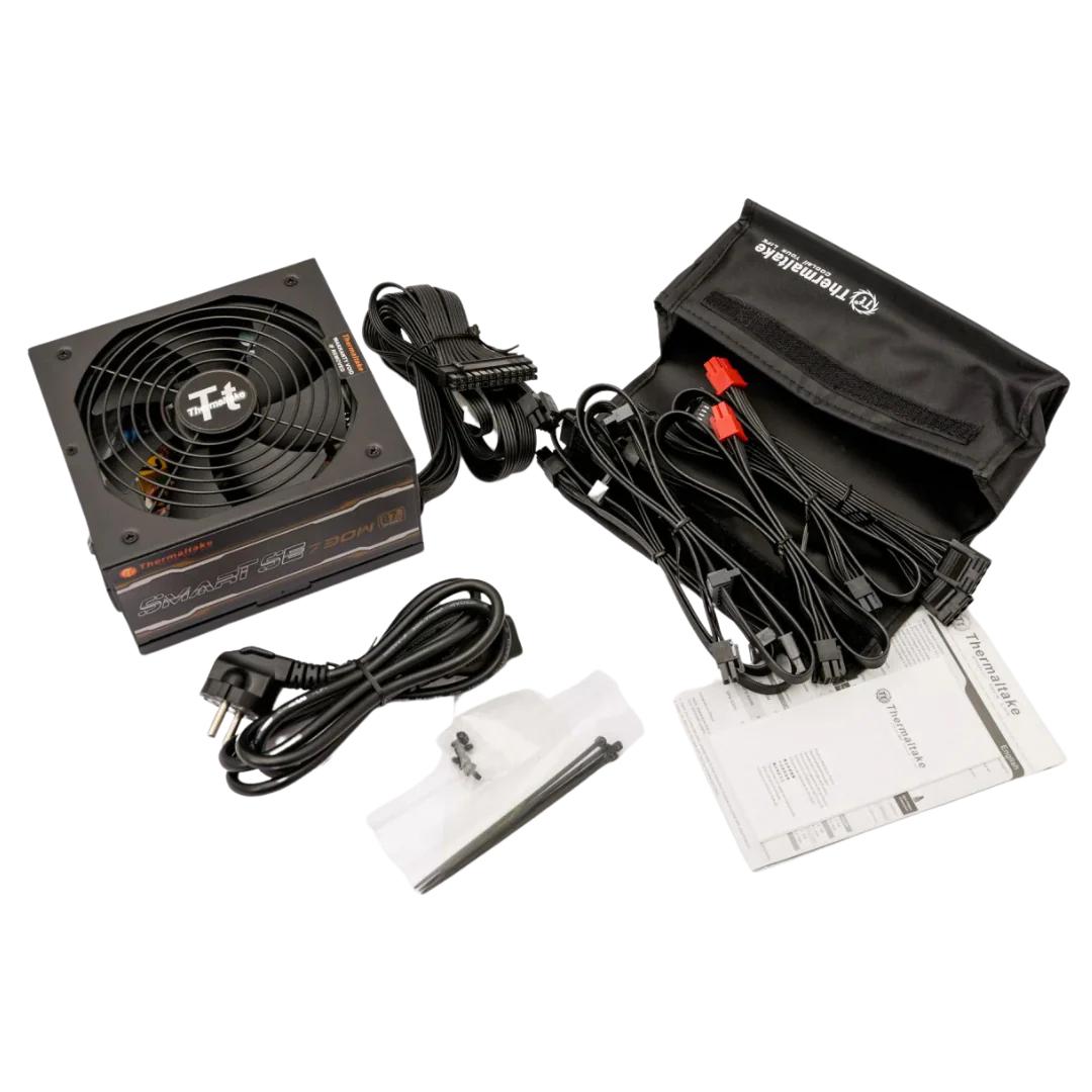 Câbles modulaires de l’alimentation Thermaltake Smart SE 730W 80+ Bronze, permettant un montage propre et une gestion efficace des câbles pour PC gaming