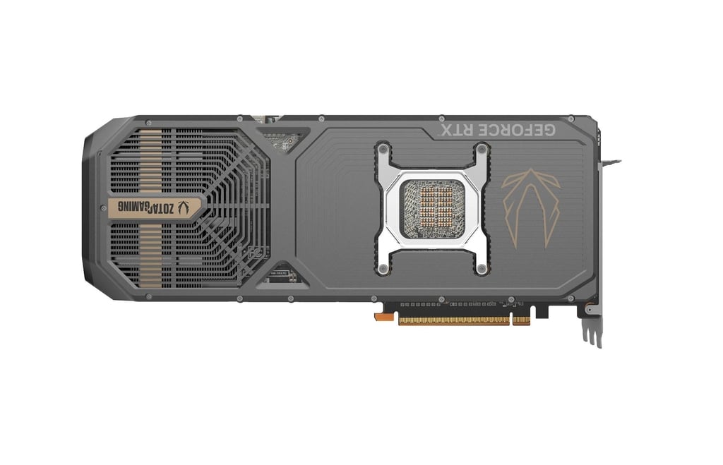 Vue arrière de la carte graphique ZOTAC RTX 5090 AMP Extreme Infinity 32GB GDDR7 avec ses sorties HDMI et DisplayPort, disponible en Algérie pour configurations multi-écrans haut de gamme